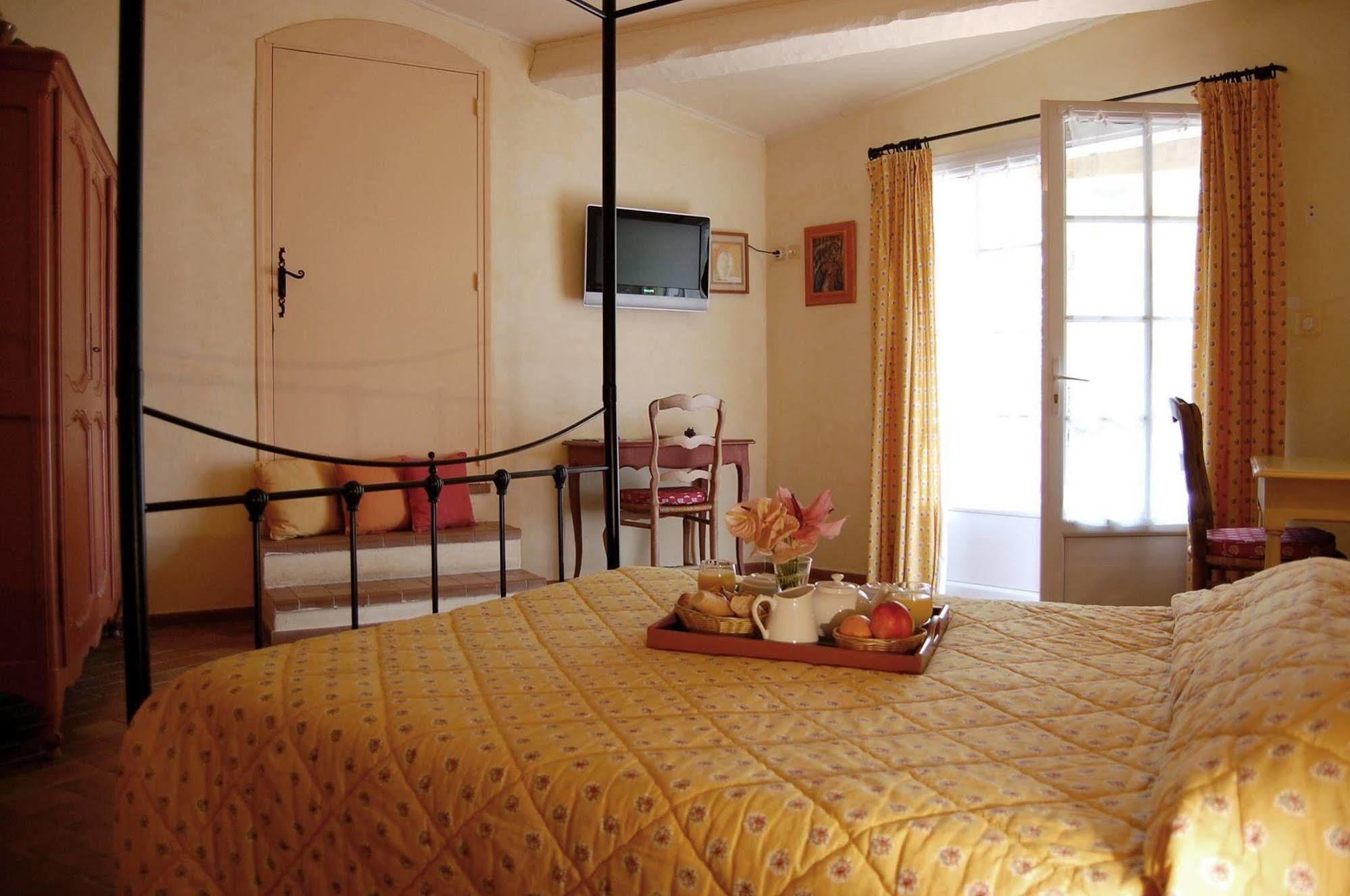 Auberge Des Glycines Поркерол Екстериор снимка